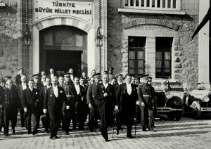 Atatürk uscendo dal parlamento dopo il 7° anniversario della sua istituzione (1930). A sua sinistra,  İsmet İnönü, 2° Presidente della Turchia.