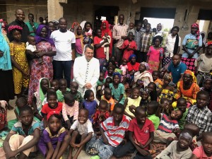 Rifugio temporaneo per i cristiani - L’autore con le vedove e orfani cristiani - molti di loro erano imprigionati e abusati da Boko Haram (Foto: collezione personale dell'autore)